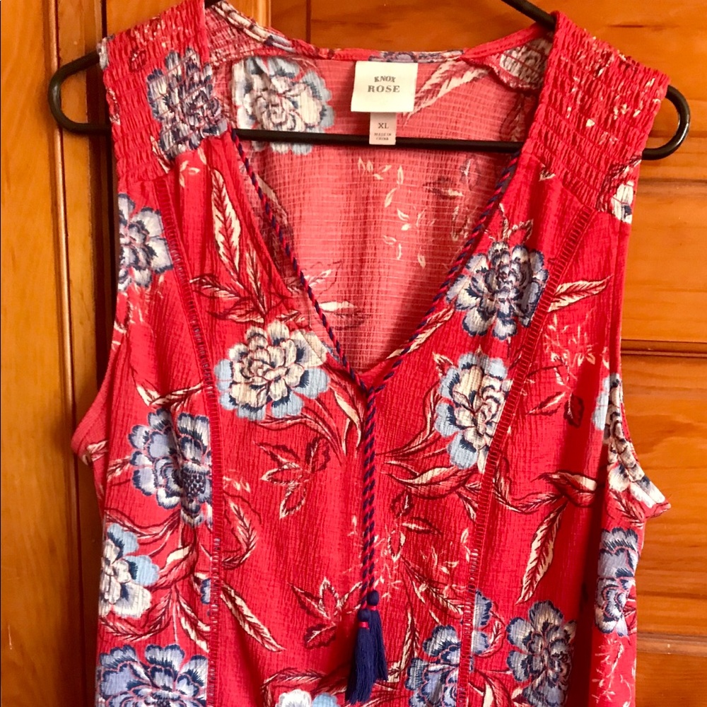 Cute sleeveless Res Floral shirt